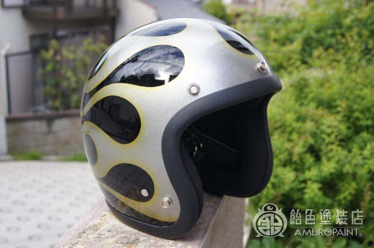 Bucoジェットヘルメットに薄いゴールドのフレイムスをカスタムペイント