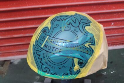 ジョッキーヘルメット【フレイムスとオークリーフ】のサムネイル画像