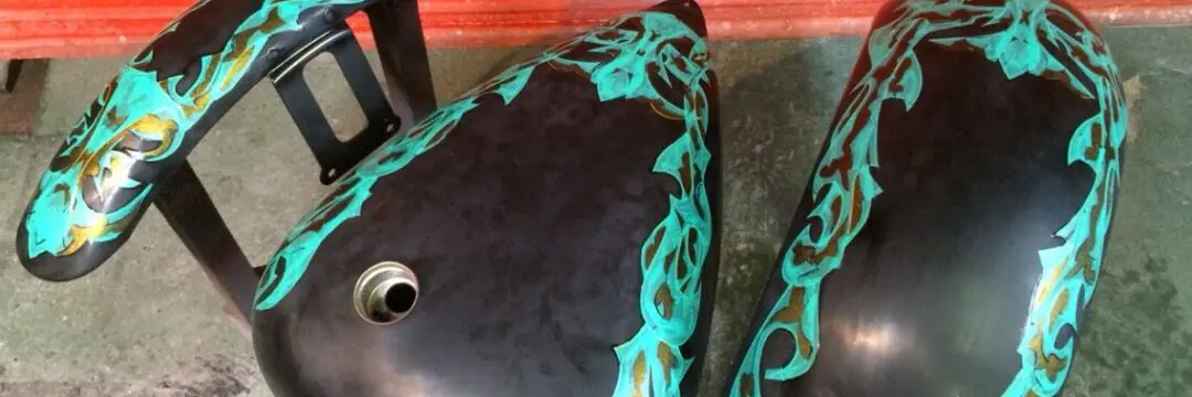 ハーレー 08FXSTC【ゴールドグラフィック】のサムネイル