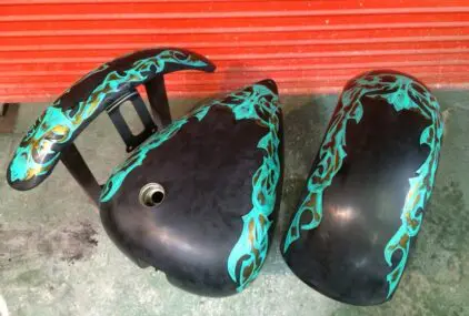 ハーレー 08FXSTC【ゴールドグラフィック】のサムネイル画像