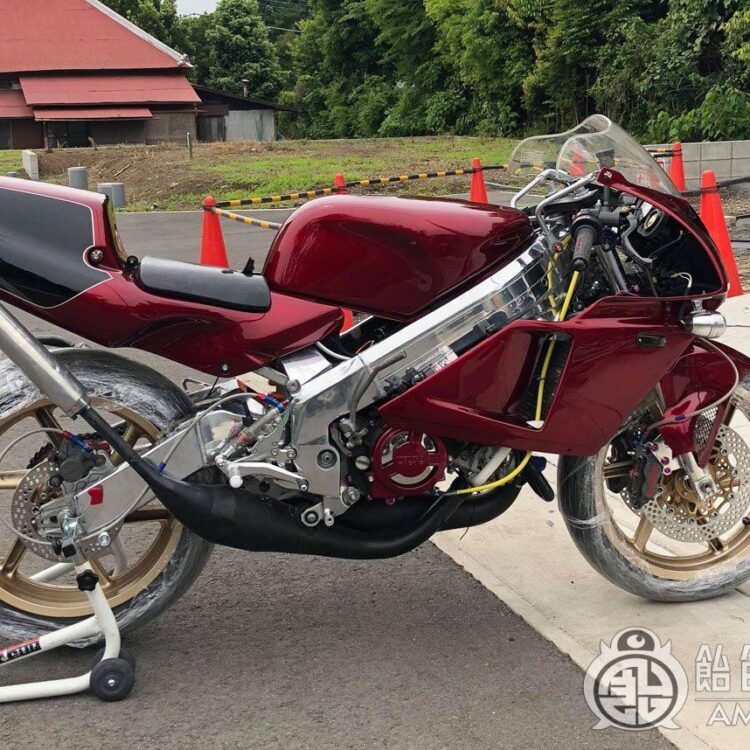 ホンダ NSR250【バーガンディ】のサムネイル画像