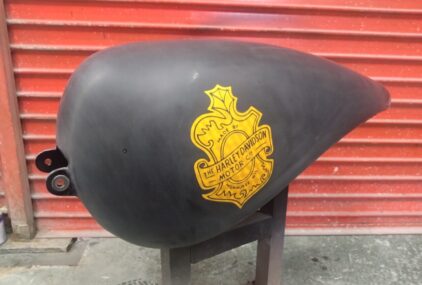 ハーレー 98FXD タンク【ゴールドリーフ オークリーフ】のサムネイル画像