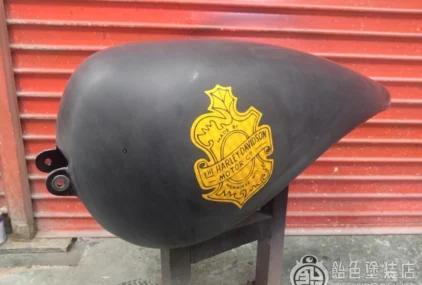 ハーレー 98FXD タンク【ゴールドリーフ オークリーフ】のサムネイル画像