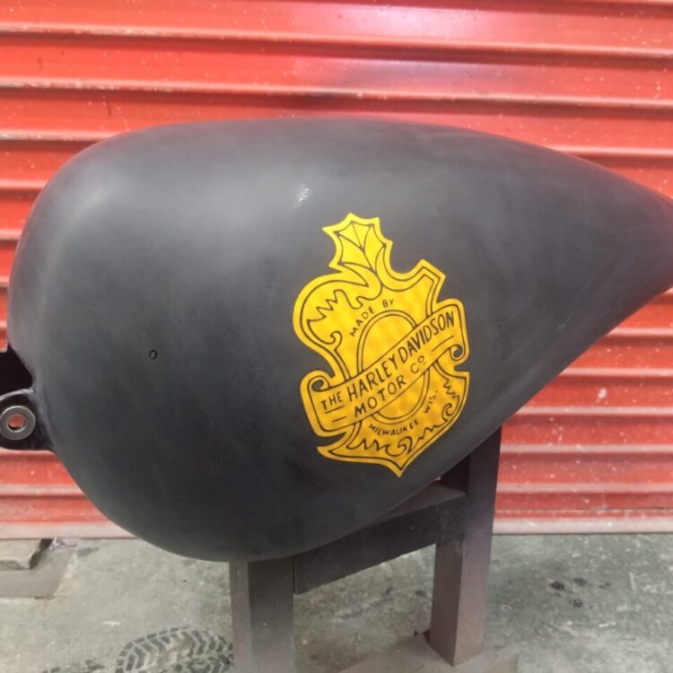 ハーレー 98FXD タンク【ゴールドリーフ オークリーフ】のサムネイル画像
