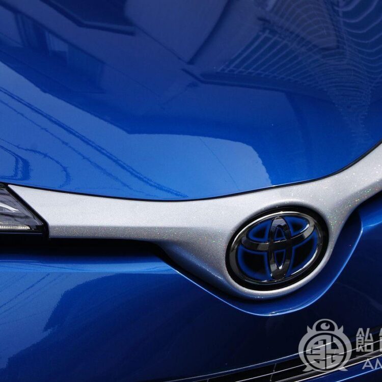 トヨタ C-HR エアロ【レインボーフレーク】のサムネイル画像