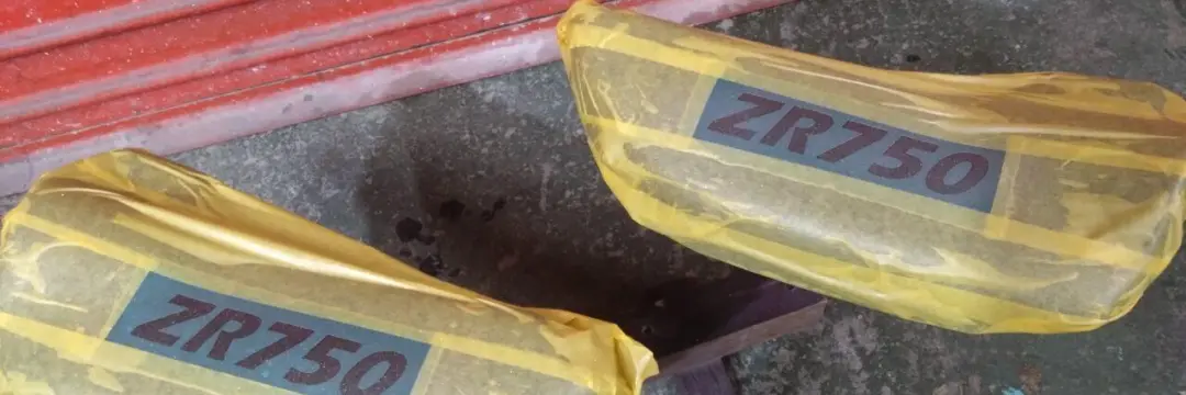 カワサキ ZR750 サイドカバー【リバーマーク】のサムネイル