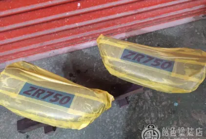 カワサキ ZR750 サイドカバー【リバーマーク】のサムネイル画像