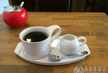 開店前の喫茶店に潜入のサムネイル画像