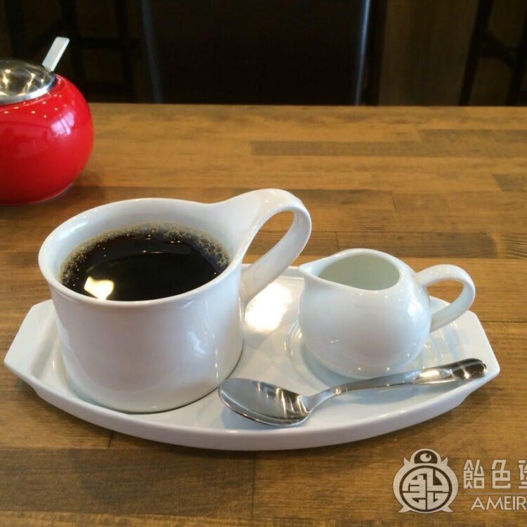 開店前の喫茶店に潜入のサムネイル画像